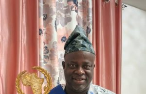 Distinction au cours de la cérémonie d’installation du Représentant HCRE au Sénégal: Justin HOUESSOU SONON consacré Meilleur Leader des Entreprenants d’Afrique à Dakar