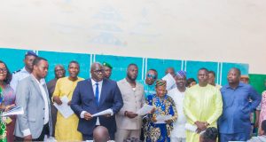 Bénin / CEP 2025 à Abomey-Calavi : Le maire Angelo Ahouandjinou donne le coup d’envoi des épreuves à l’EPP Cocotomey 1