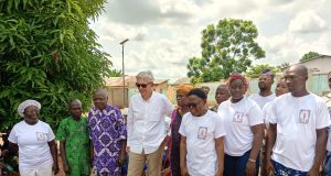 Commune d’Adja-Ouèrè / Séance de sensibilisation, don de vêtements, de produits de soins et consommables : Dr Roland Agossou et ses partenaires redonnent espoir aux populations de Gbahouété