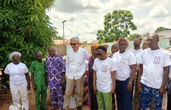 Commune d’Adja-Ouèrè / Séance de sensibilisation, don de vêtements, de produits de soins et consommables : Dr Roland Agossou et ses partenaires redonnent espoir aux populations de Gbahouété