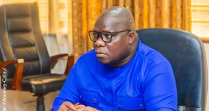 Abomey-Calavi / Rentrée Universitaire 2025 à ESCAE : Le maire Angelo Ahouandjinou accompagne les nouveaux bacheliers avec 700 demi-bourses