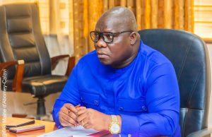 Abomey-Calavi / Rentrée Universitaire 2025 à ESCAE : Le maire Angelo Ahouandjinou accompagne les nouveaux bacheliers avec 700 demi-bourses