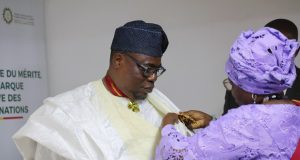 Pour son parcours exemplaire et ses loyaux services rendus à la Nation L’Ambassadeur André Okounlola consacré Grand Officier de l’Ordre National