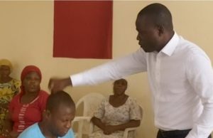 Insolite au Bénin : un pasteur frappe ses fidèles en pleine séance de prière