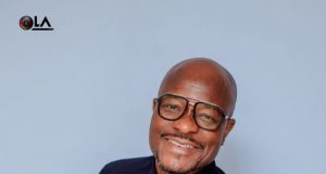 Stade municipal de Parakou : Le geste inattendu de Richard Flash envers une fan qui choque tout le public